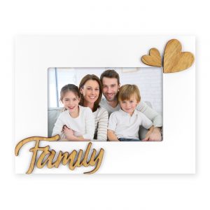 marco fotografico para foto de familia con detalle de lestras en madera de Family