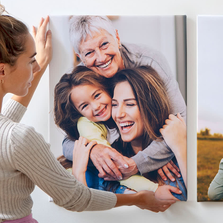 foto xica sujetando cuadro de lienzo