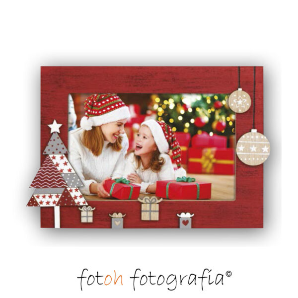 Marco rectangular para decoración navideña, con detalles tallados en madera árbol y regalos