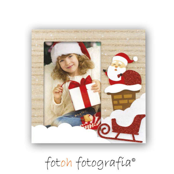 marco para fotografia con motivo navideño con un papa noel saliendo de la chimenea